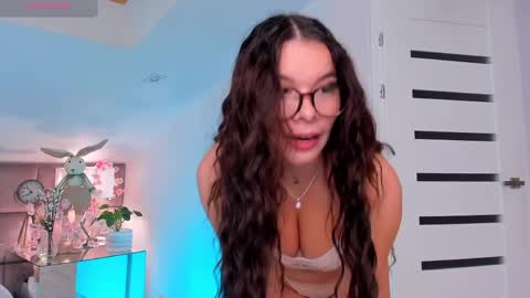 Mia online show from 04/07/26, 07:47