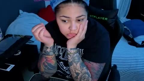 Snapshot of miacanela_xo chatting on 05/04/26, 12:17 Mia online show from 05/04/26, 12:17