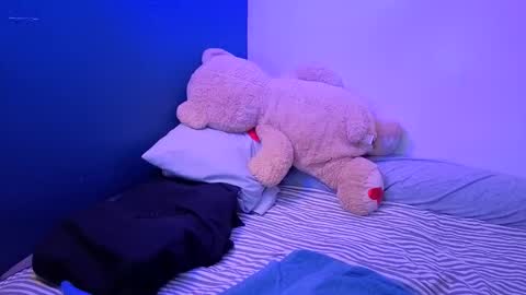 Snapshot of miacanela_xo chatting on 05/19/26, 12:05 Mia online show from 05/19/26, 12:05