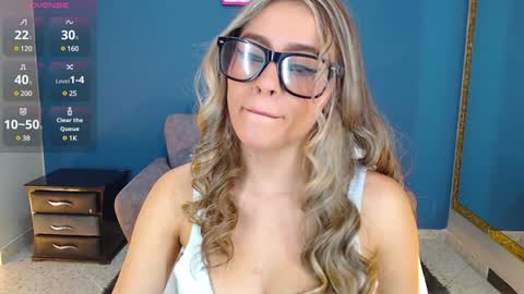 Snapshot of miacarperrlux chatting on 01/03/25, 08:32 MiaCarper online show from 01/03/25, 08:32