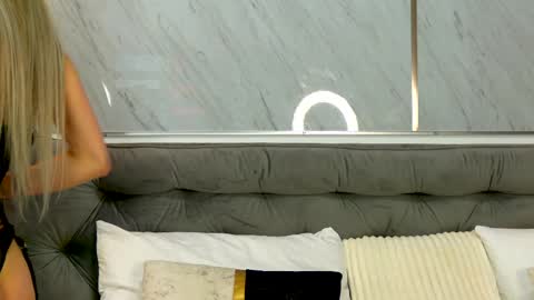 Mia online show from 04/02/26, 10:18