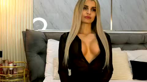 Mia online show from 05/30/26, 08:28