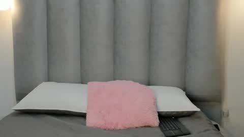 Snapshot of miacleark chatting on 11/19/25, 08:31 miacleark online show from 11/19/25, 08:31