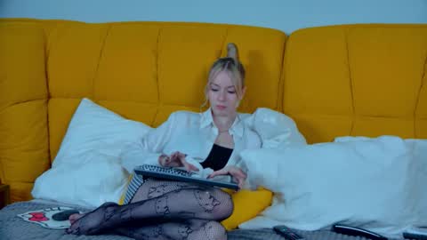 Mia online show from 10/21/25, 06:52