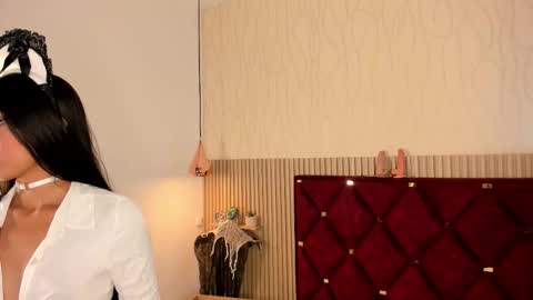 Miah and Bella online show from 10/31/25, 07:04