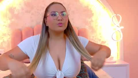 Snapshot of mialaurents chatting on 02/10/26, 12:37 Mia online show from 02/10/26, 12:37