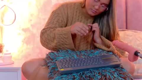 Snapshot of mialaurents chatting on 04/11/26, 07:45 Mia online show from 04/11/26, 07:45