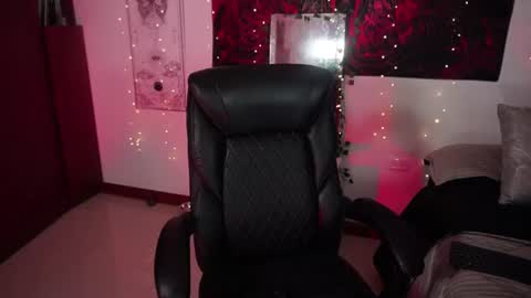 Snapshot of miami_18_ chatting on 06/14/26, 01:58 Lili online show from 06/14/26, 01:58