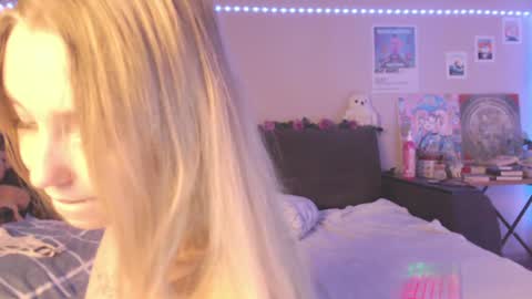 Snapshot of miamiameow chatting on 12/20/24, 06:56 Mia online show from 12/20/24, 06:56