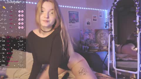 Snapshot of miamiameow chatting on 02/27/25, 04:32 Mia online show from 02/27/25, 04:32