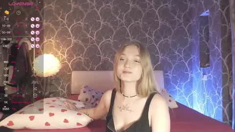 Snapshot of miamiameow chatting on 09/24/25, 04:32 Mia online show from 09/24/25, 04:32