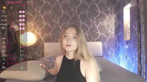 Snapshot of miamiameow chatting on 10/20/25, 05:24 Mia online show from 10/20/25, 05:24