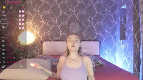 Snapshot of miamiameow chatting on 12/17/25, 06:14 Mia online show from 12/17/25, 06:14