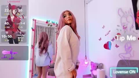 Snapshot of miamoon7 chatting on 04/27/26, 12:58 mia online show from 04/27/26, 12:58