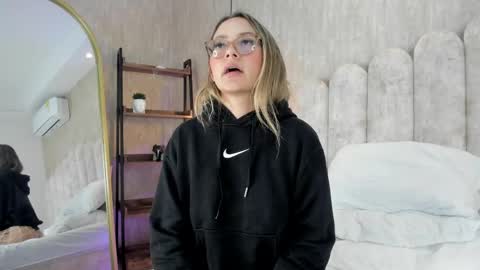 Snapshot of miapalmer__ chatting on 04/21/26, 01:42 MIA online show from 04/21/26, 01:42