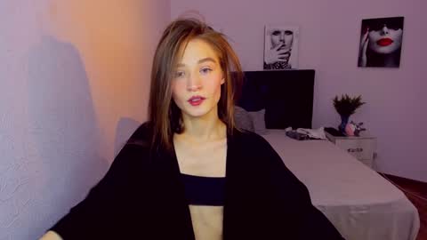 Snapshot of miapaw chatting on 12/25/24, 06:30 Mia online show from 12/25/24, 06:30