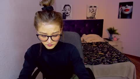 Snapshot of miapaw chatting on 01/14/25, 08:04 Mia online show from 01/14/25, 08:04