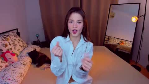 Snapshot of miapaw chatting on 02/10/25, 10:30 Mia online show from 02/10/25, 10:30