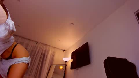 Snapshot of miapaw chatting on 09/17/25, 08:32 Mia online show from 09/17/25, 08:32