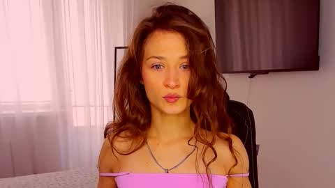 Snapshot of miapaw chatting on 10/12/25, 08:35 Mia online show from 10/12/25, 08:35