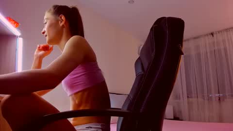 Snapshot of miapaw chatting on 12/04/25, 07:11 Mia online show from 12/04/25, 07:11