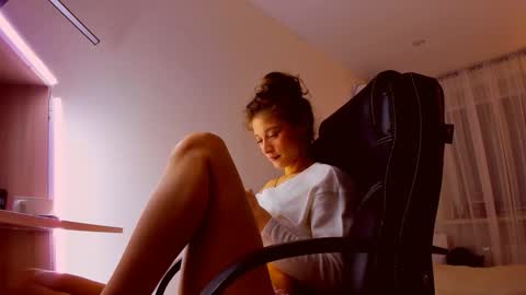 Mia online show from 03/26/26, 07:08