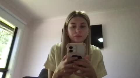 Snapshot of miariver chatting on 12/12/24, 01:21 mia online show from 12/12/24, 01:21