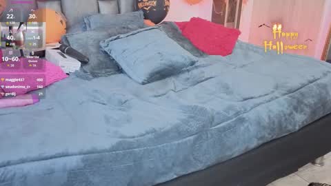 Snapshot of miarobertsmilf chatting on 10/31/25, 07:20 Mia Milf online show from 10/31/25, 07:20