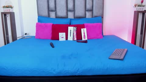 Snapshot of miarobertsmilf chatting on 11/06/25, 10:32 Mia Milf online show from 11/06/25, 10:32