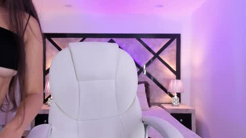 Snapshot of miasilverr chatting on 12/09/24, 08:44 Mia online show from 12/09/24, 08:44