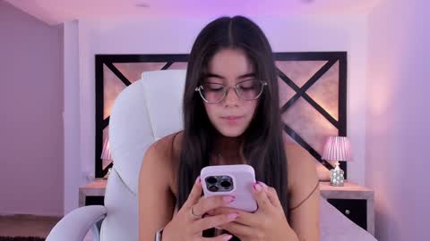 Snapshot of miasilverr chatting on 12/16/24, 09:41 Mia online show from 12/16/24, 09:41