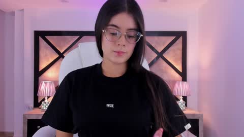 Snapshot of miasilverr chatting on 12/17/24, 07:04 Mia online show from 12/17/24, 07:04