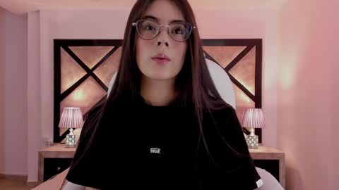 Snapshot of miasilverr chatting on 01/27/25, 07:24 Mia online show from 01/27/25, 07:24