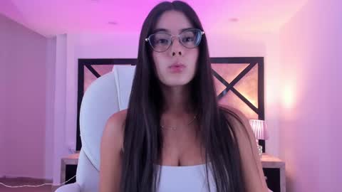 Snapshot of miasilverr chatting on 02/25/25, 08:41 Mia online show from 02/25/25, 08:41