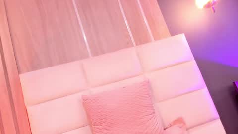 Mia online show from 03/10/25, 10:55