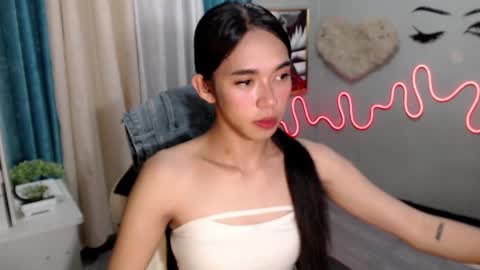 Snapshot of miatrixs chatting on 02/13/25, 11:17 Mia online show from 02/13/25, 11:17