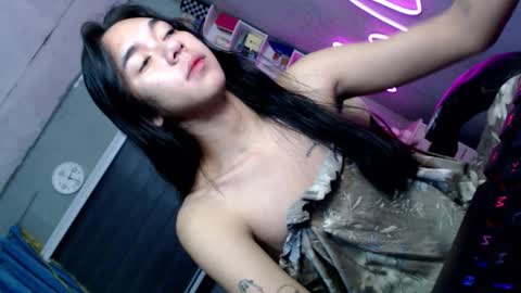 Snapshot of miatrixs chatting on 11/28/25, 01:25 Mia online show from 11/28/25, 01:25