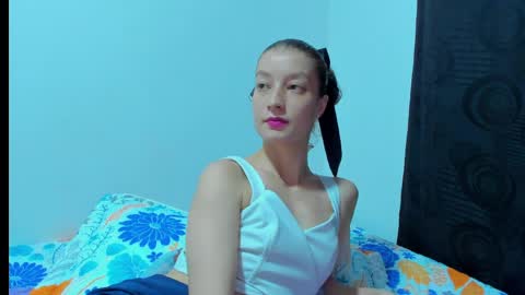 Snapshot of miavolkova_ chatting on 04/13/26, 12:05 Chloe online show from 04/13/26, 12:05