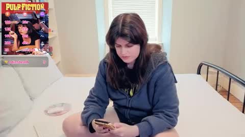 Snapshot of miawallace__ chatting on 04/14/26, 12:33 Mia online show from 04/14/26, 12:33