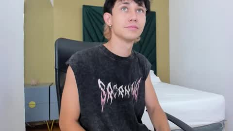 Snapshot of michaeel_blue chatting on 12/18/25, 11:49 Michael online show from 12/18/25, 11:49