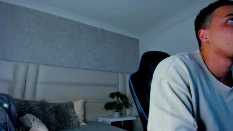 Snapshot of michael_reinolds chatting on 10/23/25, 04:23 Michael online show from 10/23/25, 04:23