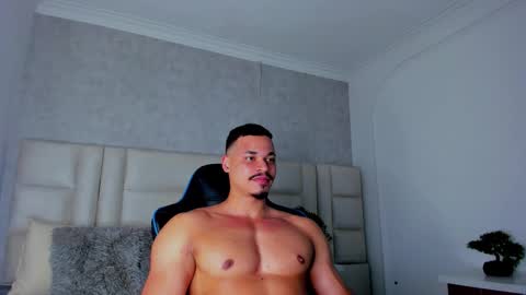 Snapshot of michael_reinolds chatting on 11/01/25, 08:27 Michael online show from 11/01/25, 08:27