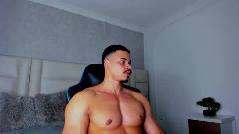 Snapshot of michael_reinolds chatting on 11/21/25, 03:05 Michael online show from 11/21/25, 03:05