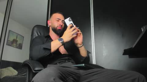 Snapshot of michaelevansx chatting on 11/01/25, 08:44 MichaelEvansx online show from 11/01/25, 08:44