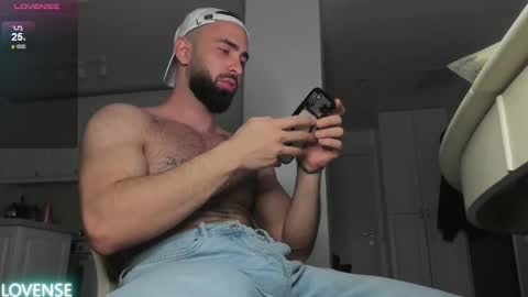 Snapshot of michaelevansx chatting on 12/22/25, 10:18 MichaelEvansx online show from 12/22/25, 10:18