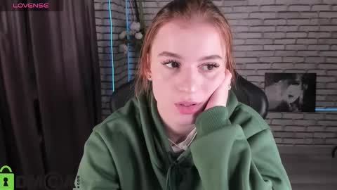 Snapshot of miche1e_ross chatting on 12/21/25, 01:35 Stacey online show from 12/21/25, 01:35