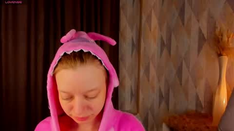 Snapshot of michelle_blond chatting on 05/18/26, 01:02 michelle_blond online show from 05/18/26, 01:02