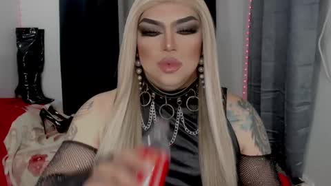 Snapshot of michellevixen921 chatting on 12/17/25, 06:25 Michelle online show from 12/17/25, 06:25