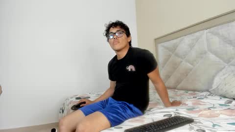 Snapshot of micky_luxe chatting on 12/18/25, 04:57 micky_luxe online show from 12/18/25, 04:57