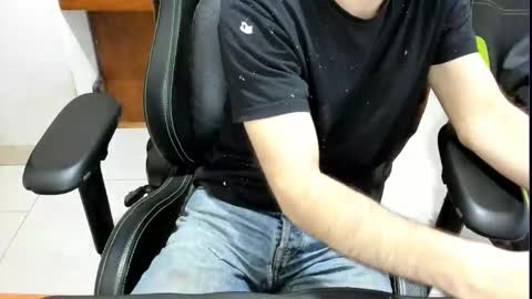 Snapshot of microfama00 chatting on 04/16/26, 12:00 microfama00 online show from 04/16/26, 12:00